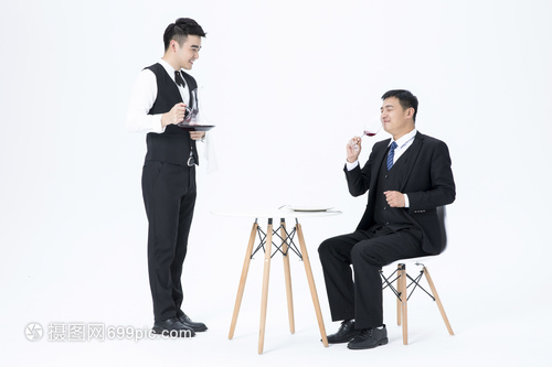 光影交融的藝術(shù) 淺談服務(wù)員品酒服務(wù)與專業(yè)攝影攝像的融合魅力